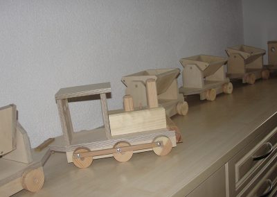 Bewohner des Altenheim Schweikershain basteln gemeinsam einen Zug aus Holz - fertiggestelltes Modell