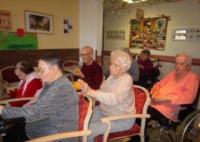 Beschaeftigung auf Wohnbereich - Massage mit Igelball