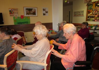 Beschaeftigung auf Wohnbereich - Massage mit Igelball