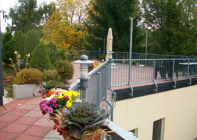 Terrasse mit Sonnensegel und Sitzgelegenheiten; hier können bei schönem Wetter die Bewohner die Sonne genießen; manchmal nehmen wir auf der Terrasse die Mahlzeiten ein